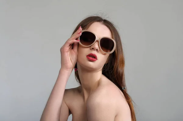 Портрет девушки в солнечных очках в стиле красоты — стоковое фото