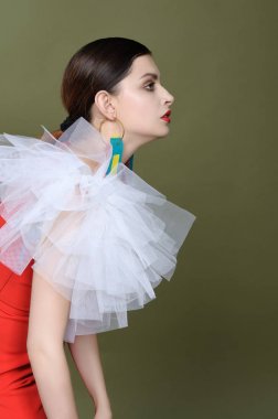 Bir profil Kırmızı elbiseli güzel bir kızın portresi