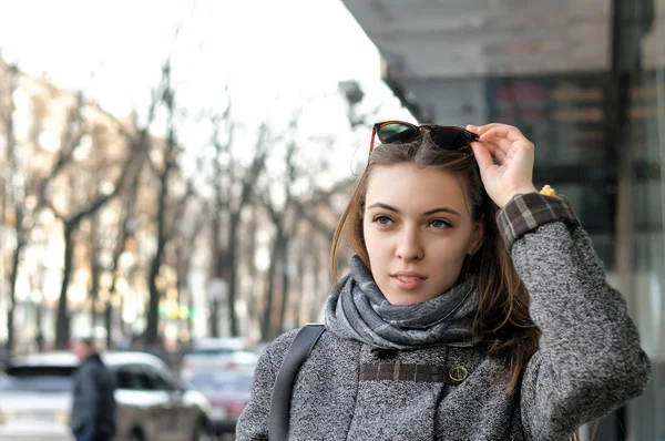 Schöne Frau läuft die Straße in der Stadt entlang — Stockfoto