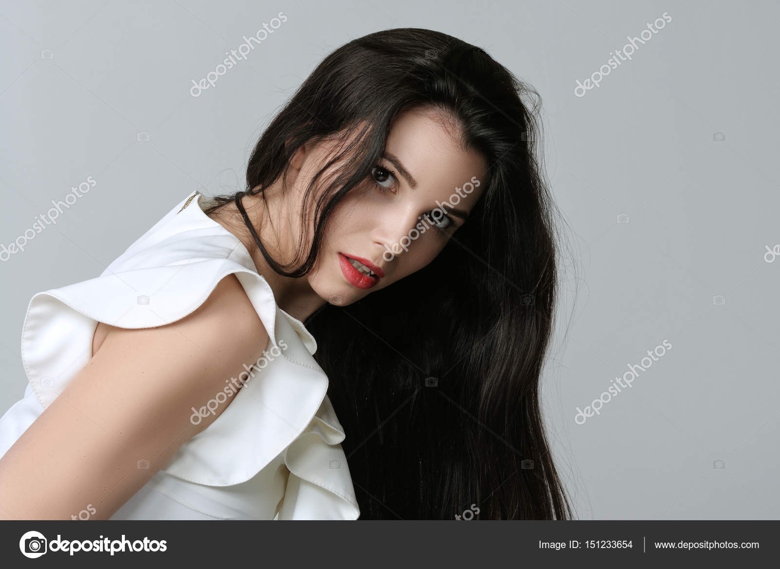 前かがみ カービィー ハイを示す女性の肖像画 ストック写真 C Alexshalamov 前かがみ カービィー ハイを示す女性の肖像画 ストック写真 C Alexshalamov