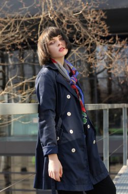 Kız parkta korkuluk sırtında eğildi