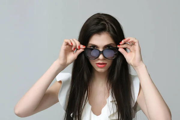 Ritratto di ragazza vestita di bianco che toglie gli occhiali da sole — Foto Stock