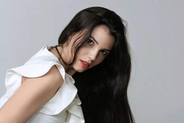 Portrait of a woman who is leaning forward and showing curvy hai — Stock Photo, Image