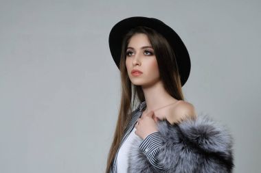 Bir siyah şapka ve o eroini kürk bir kadın portresi
