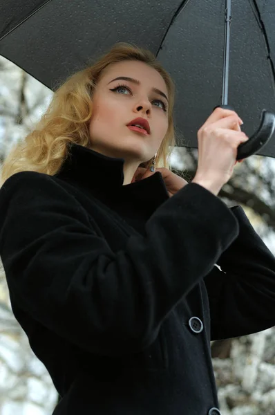 Portrait d'une belle blonde qui se tient sous un parapluie — Photo