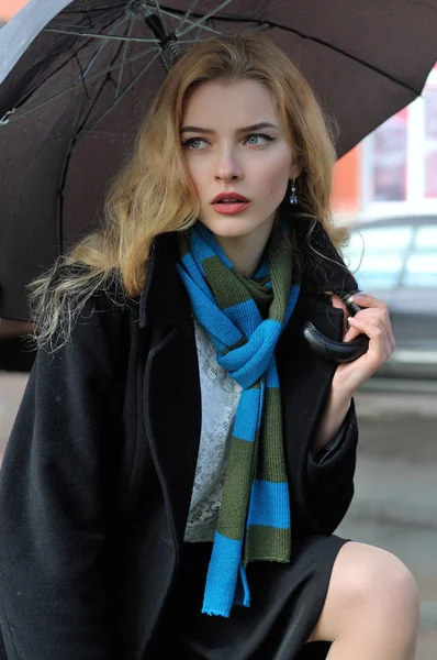 Portréja egy gyönyörű lány, aki egy esernyő alatt áll — Stock Fotó