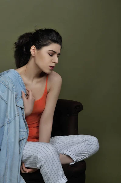 Portrait of a brunette in profile in the studio — Stock Photo, Image