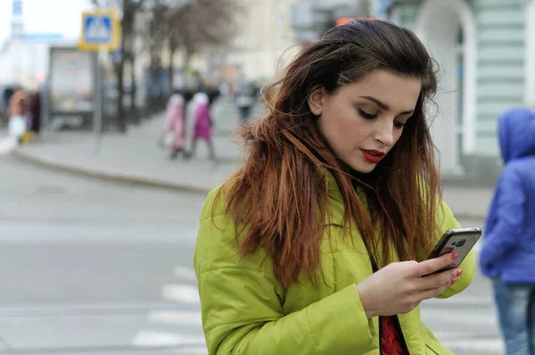 Chica está hablando por teléfono mientras camina por la ciudad —  Fotos de Stock