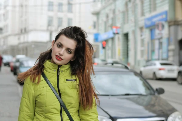 Портрет стильной девушки, гуляющей по городу — стоковое фото