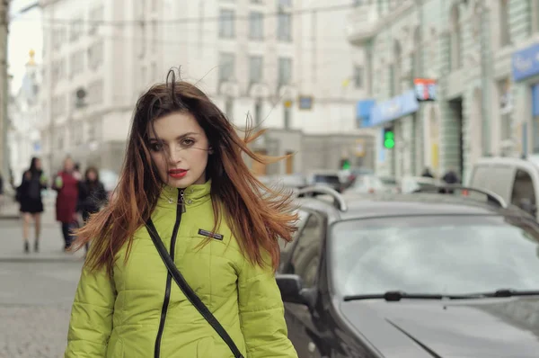 Portrait of a stylish girl who walks around the city — Stock Photo, Image