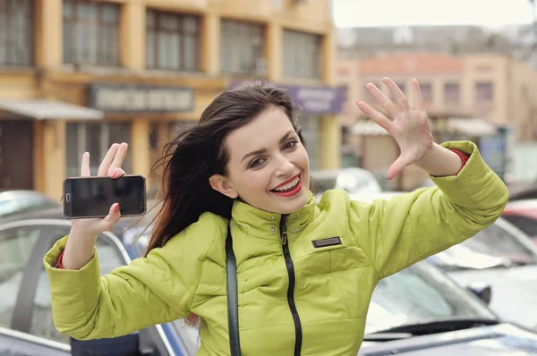 Porträt eines stilvollen Mädchens, das durch die Stadt geht — Stockfoto