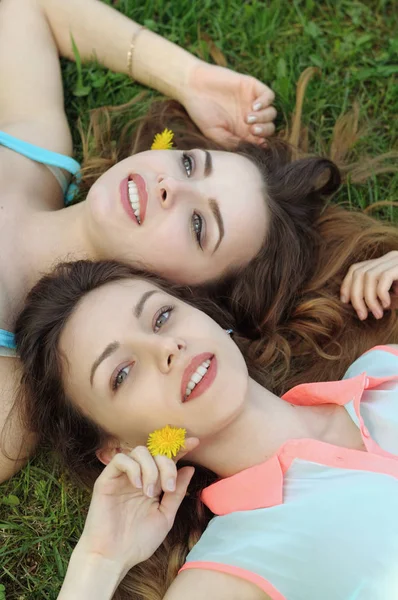 Retrato de uma vista superior de duas namoradas — Fotografia de Stock
