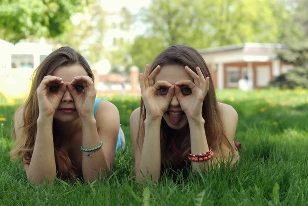 Zwei Studentinnen liegen im Gras — Stockfoto
