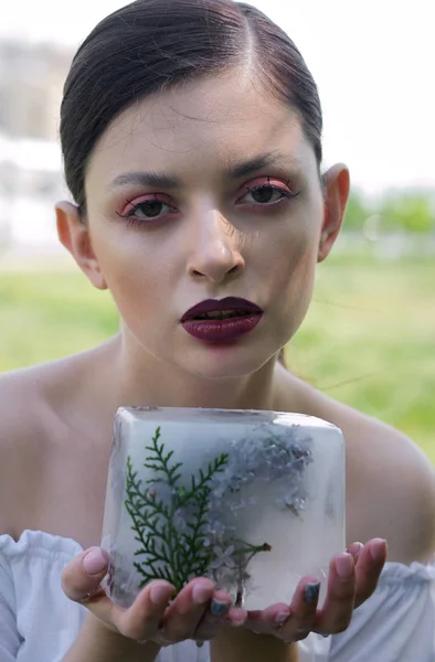 Модный портрет девушки, которая ест искусственную пищу — стоковое фото