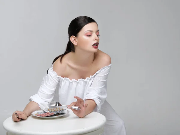 Модный портрет больной девушки, которая ест наркотики — стоковое фото