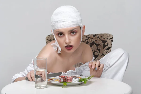 Модный портрет девушки, которая обедает лекарствами — стоковое фото
