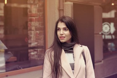 Sonbahar kıyafetleri modeli gösterir