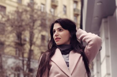 Sonbahar kıyafetleri modeli gösterir