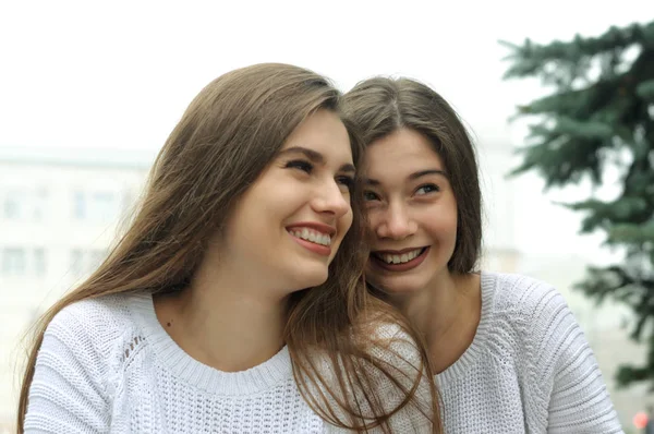 Zwei Freundinnen lachen Spaß. — Stockfoto