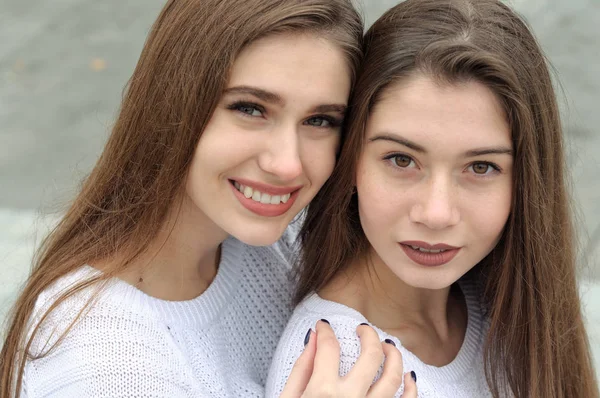 Close-up retrato de duas meninas bonitas — Fotografia de Stock