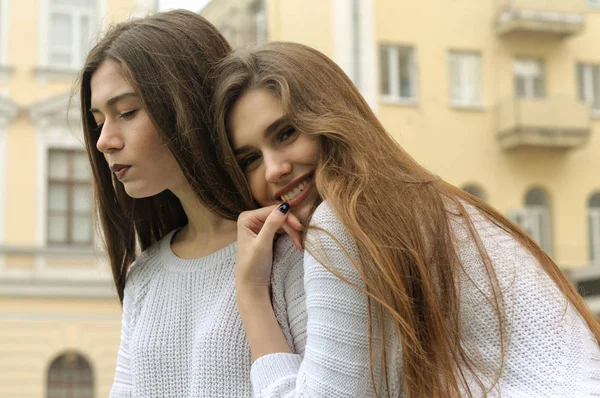 Dos Chicas Descansan Inflan Burbujas Goma Mascar Ambos Tienen Cabello — Foto de Stock