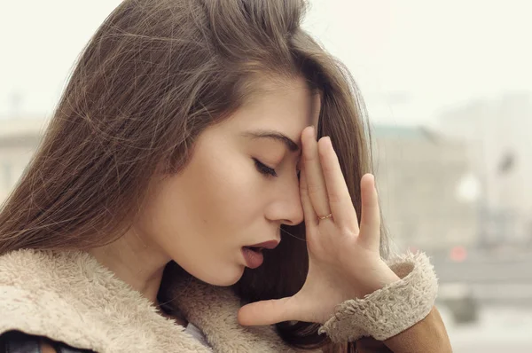 Retrato de cerca de una chica que reflexionó — Foto de Stock