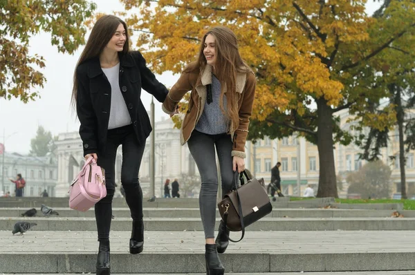 Las novias se divierten y corren por las escaleras de la acera —  Fotos de Stock