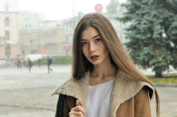 Portret van een meisje die rond het plein in een mistige stad loopt — Stockfoto