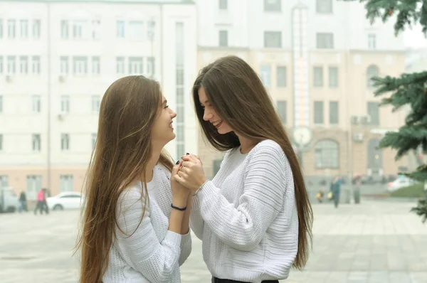 Dvě kamarádky se drží za ruce a setkání se těší — Stock fotografie