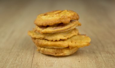 Meyilli tarçın ile kızarmış elma