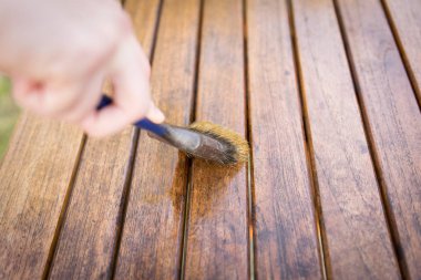 El ve ahşap masa üzerinde boyama boya fırçası