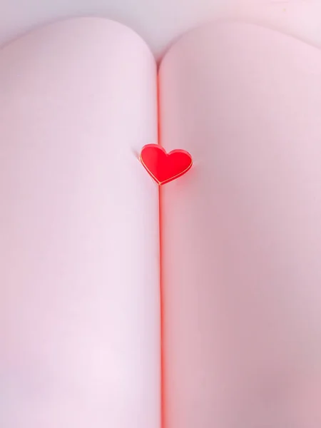 Ένα Ανοιχτό Ροζ Φόντο Βρίσκεται Μια Κόκκινη Γυάλινη Καρδιά Ένα — Φωτογραφία Αρχείου