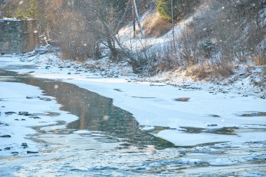 Dağ nehir kış manzara içinde. Kış konsepti