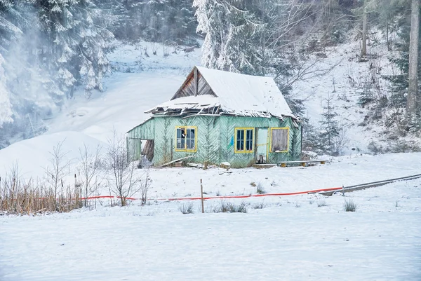 Winterlandschap. Oude houten verlaten huis — Stockfoto