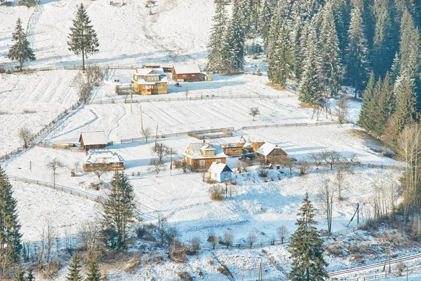 Oekraïense houten rustieke huizen vallende sneeuw — Stockfoto