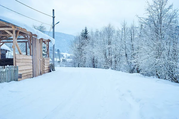 Winter weg na de sneeuwval langs houten constructie — Stockfoto