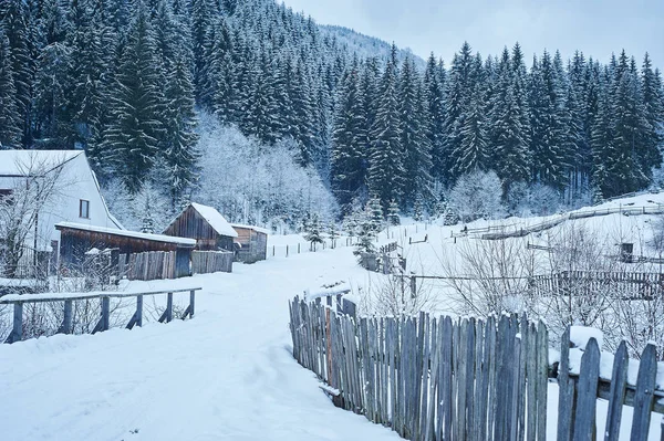 Winter weg na de sneeuwval via het landelijke appartementen — Stockfoto