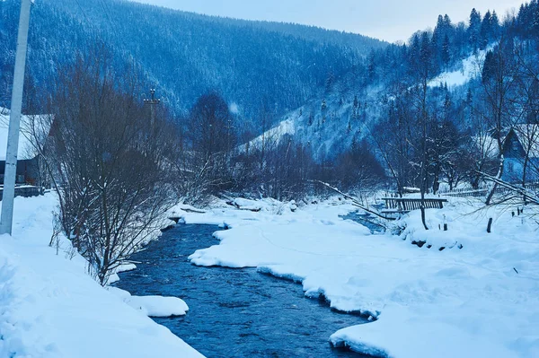 Kış dağ nehir kar yağışı sonra