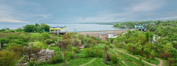 Panoramablick über eine Landschaft aus See und Wald — Stockfoto