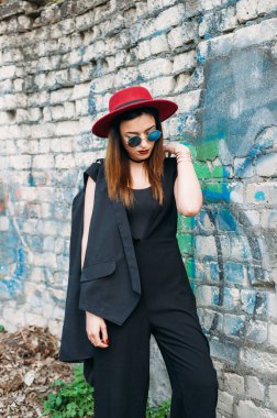 Kırmızı bir şapka giyen güzel bir kadın manken