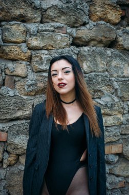 Güzel kadın manken siyah kombinasyonu ve bl