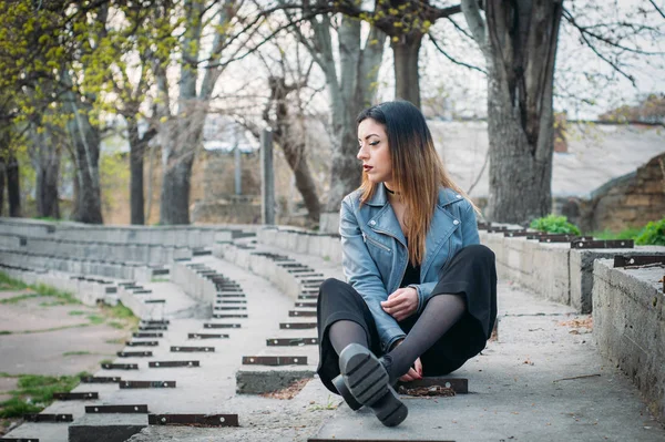 Modelo de mujer bonita moda con una chaqueta de cuero azul — Foto de Stock