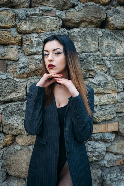 Mooie vrouw fotomodel dragen in een zwarte combinatie en bl — Stockfoto
