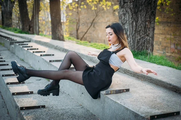 Mode hübsche Frau Modell trägt einen Balck Sarafan — Stockfoto