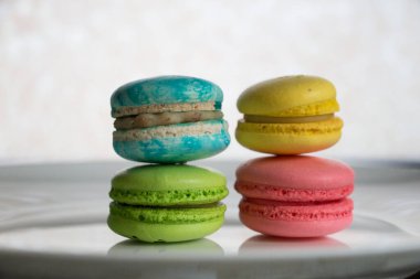 Beyaz tabakta renkli tatlı badem kurabiyeleri