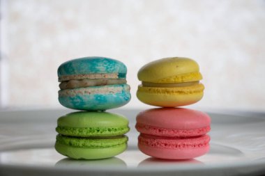 Beyaz tabakta renkli tatlı badem kurabiyeleri