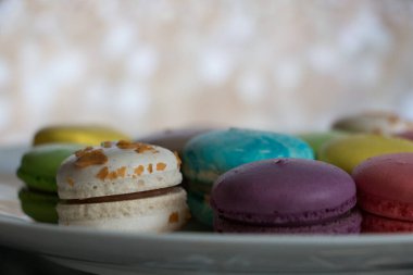 Beyaz tabakta renkli tatlı badem kurabiyeleri