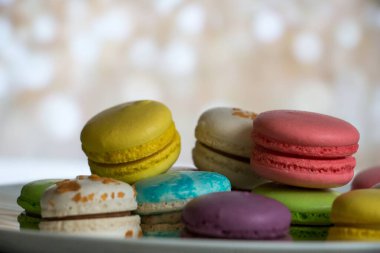 Beyaz tabakta renkli tatlı badem kurabiyeleri