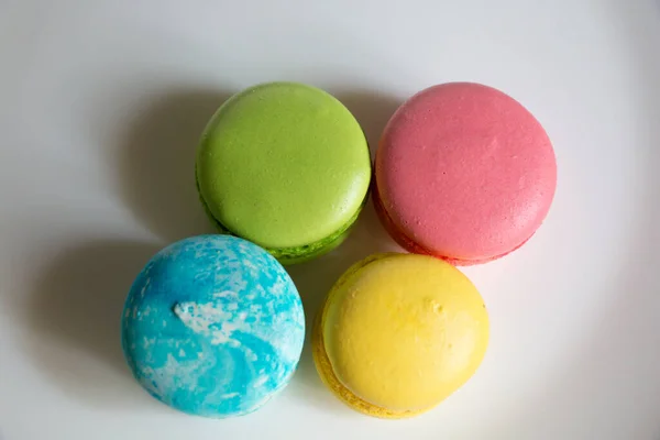 Macarons Sucrés Colorés Sur Plaque Blanche — Photo