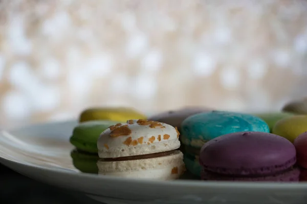 Macarons Sucrés Colorés Sur Plaque Blanche — Photo